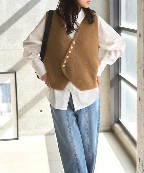 KOBE LETTUCE(コウベレタス)の「ゴールドボタンニットベスト(ベスト・レディース・グレー/ホワイト/キャメル・M)」の8枚目の写真