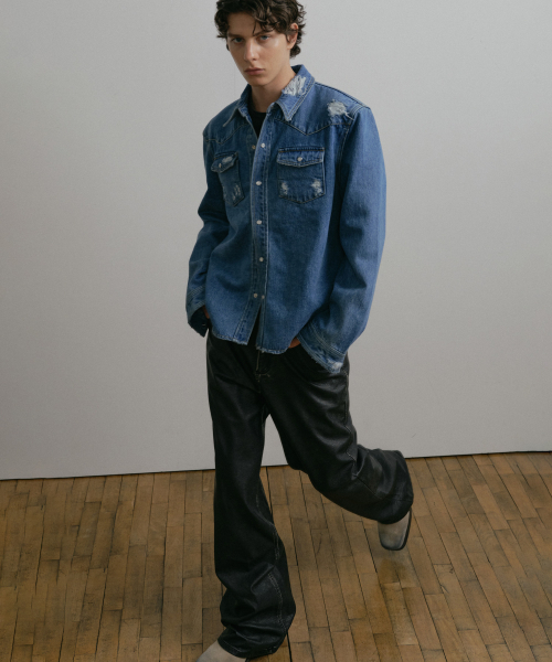 DUSTYWHITE（ダスティーホワイト）の「BLUE DESTROYED CROPPED WESTERN DENIM SHIRT（シャツ/ブラウス・メンズ・その他・MEDIUM/LARGE/X-LARGE）」の2枚目の写真