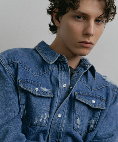 DUSTYWHITE（ダスティーホワイト）の「BLUE DESTROYED CROPPED WESTERN DENIM SHIRT（シャツ/ブラウス・メンズ・その他・MEDIUM/LARGE/X-LARGE）」の3枚目の写真