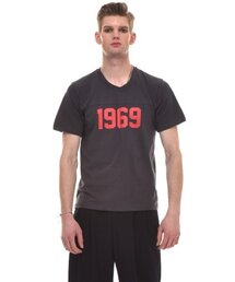 COME（シーオーエムイー）の「1969-PRINT COTTON-JERSEY T-SHIRT (DARK GREY)（Tシャツ/カットソー）」