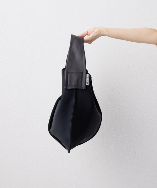 ear PAPILLONNER（イアパピヨネ）の「【kawa-kawa(カワカワ)】NO1529 wetワンショルダーバッグ（トートバッグ・レディース・ブラック・FREE）」の4枚目の写真