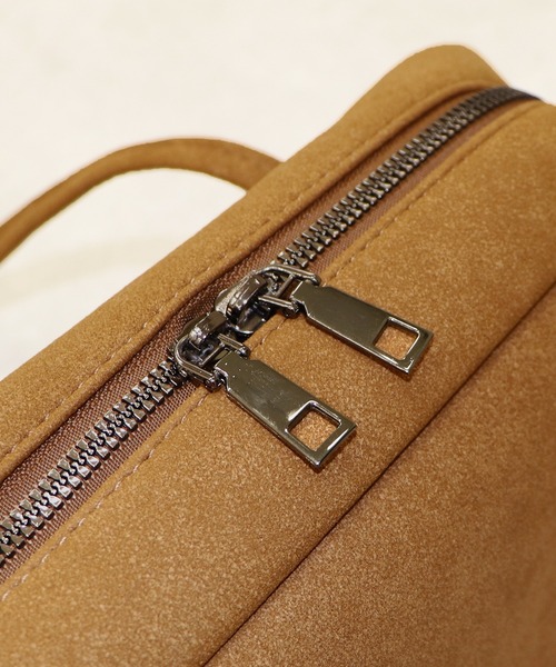 MISCH MASCH(ミッシュマッシュ)の「一部店舗限定 ロングハンドルスウェードボストンバッグ(ショルダーバッグ・レディース・ブラウン/カーキ・フリ-)」の3枚目の写真
