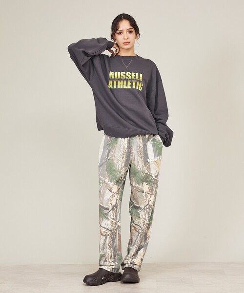 Russell Athletic(ラッセルアスレティック)の「【RUSSELL ATHLETIC / ラッセル アスレティック】Nu Blend Gradient Logo Sweat Crew / グラデーションロゴ スウェットクルー/ユニセックス(スウェット・メンズ・ホワイト/チャコールグレー/ネイビー・M/L)」の5枚目の写真