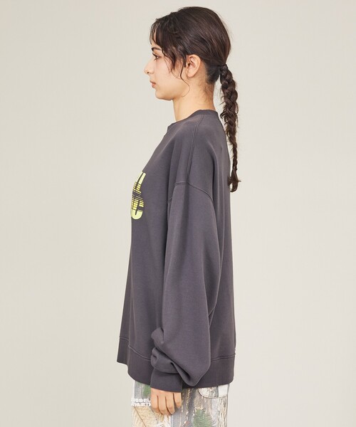 Russell Athletic(ラッセルアスレティック)の「【RUSSELL ATHLETIC / ラッセル アスレティック】Nu Blend Gradient Logo Sweat Crew / グラデーションロゴ スウェットクルー/ユニセックス(スウェット・メンズ・ホワイト/チャコールグレー/ネイビー・M/L)」の7枚目の写真