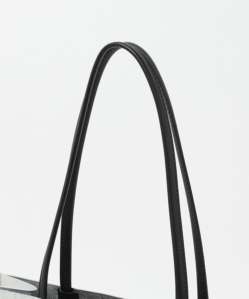 UNITED ARROWS(ユナイテッドアローズ)の「ペーパー ロゴ トートバッグ M(トートバッグ・レディース・シルバー/ブラック・FREE)」の6枚目の写真