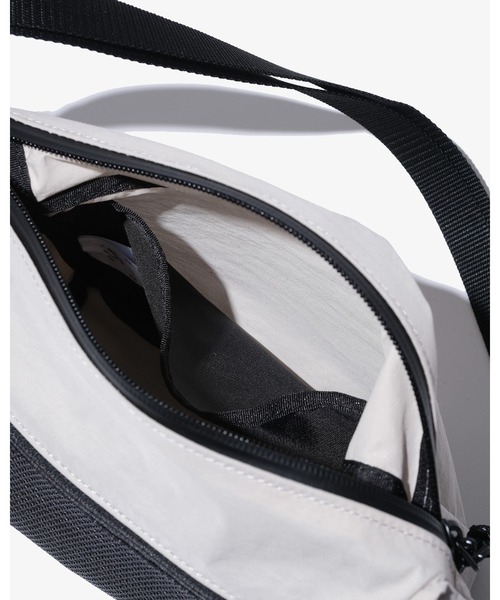 KEBOZ（ケボズ）の「NYLON MINI ROUND SHOULDER（ショルダーバッグ・メンズ・ホワイト/チャコールグレー・FREE）」の8枚目の写真