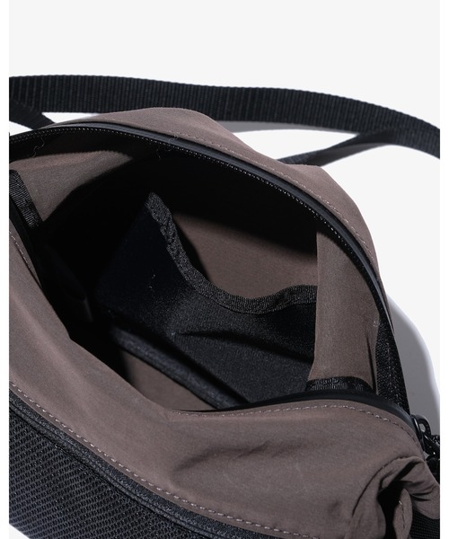 KEBOZ（ケボズ）の「NYLON MINI ROUND SHOULDER（ショルダーバッグ・メンズ・ホワイト/チャコールグレー・FREE）」の10枚目の写真