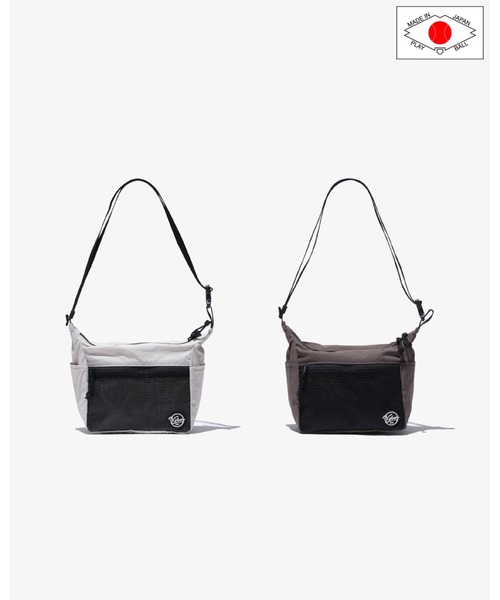 KEBOZ（ケボズ）の「NYLON MINI ROUND SHOULDER（ショルダーバッグ・メンズ・ホワイト/チャコールグレー・FREE）」の3枚目の写真