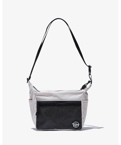 KEBOZ（ケボズ）の「NYLON MINI ROUND SHOULDER（ショルダーバッグ・メンズ・ホワイト/チャコールグレー・FREE）」の7枚目の写真
