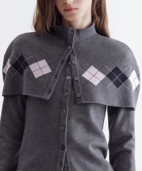 Fano Studios（ファノ ストゥディオズ）の「アーガイル柄ケープ レイヤード ニットカーディガン FC26T001【Fano Studios】【2026SS】（カーディガン/ボレロ・レディース・グレー・L/S/M）」の2枚目の写真