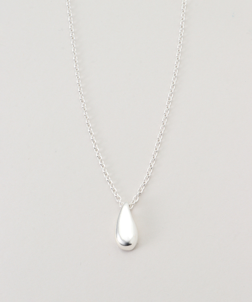 B.C STOCK(ベーセーストック)の「ドロップモチーフチャームネックレス(ネックレス・レディース・シルバー/ゴールド・FREE)」の2枚目の写真