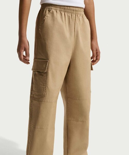 NIKE（ナイキ）の「ナイキ スポーツウェア クラブ ジュニア ウーブン カーゴ パンツ / Nike Sportswear Club Big Kids' Woven Cargo Pants IF2825-297 Parachute Beige（カーゴパンツ・キッズ・ベージュ・130/140/150/160）」の6枚目の写真