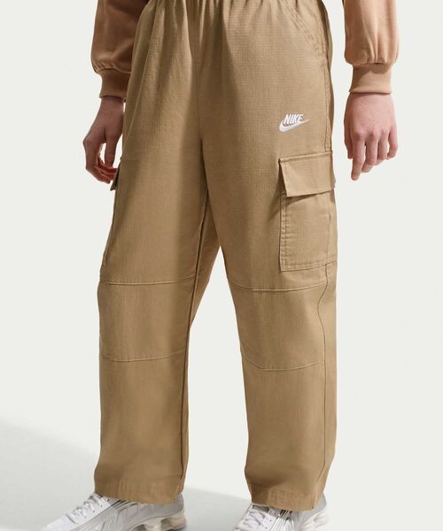 NIKE（ナイキ）の「ナイキ スポーツウェア クラブ ジュニア ウーブン カーゴ パンツ / Nike Sportswear Club Big Kids' Woven Cargo Pants IF2825-297 Parachute Beige（カーゴパンツ・キッズ・ベージュ・130/140/150/160）」の7枚目の写真