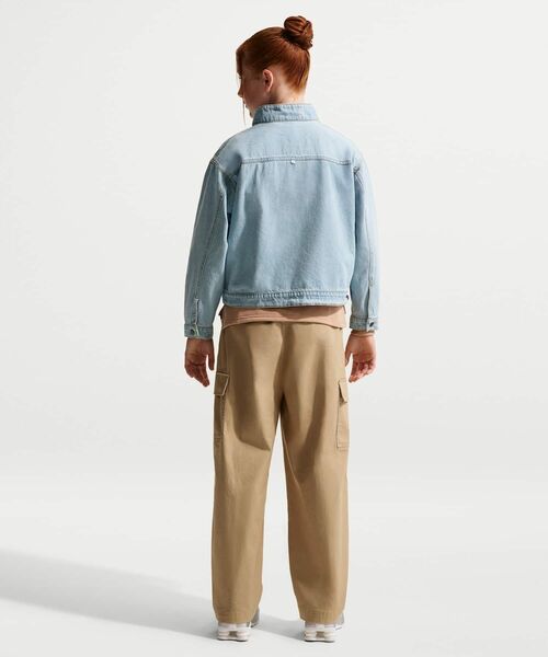 NIKE（ナイキ）の「ナイキ スポーツウェア クラブ ジュニア ウーブン カーゴ パンツ / Nike Sportswear Club Big Kids' Woven Cargo Pants IF2825-297 Parachute Beige（カーゴパンツ・キッズ・ベージュ・130/140/150/160）」の11枚目の写真