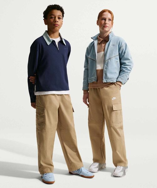 NIKE（ナイキ）の「ナイキ スポーツウェア クラブ ジュニア ウーブン カーゴ パンツ / Nike Sportswear Club Big Kids' Woven Cargo Pants IF2825-297 Parachute Beige（カーゴパンツ・キッズ・ベージュ・130/140/150/160）」の5枚目の写真