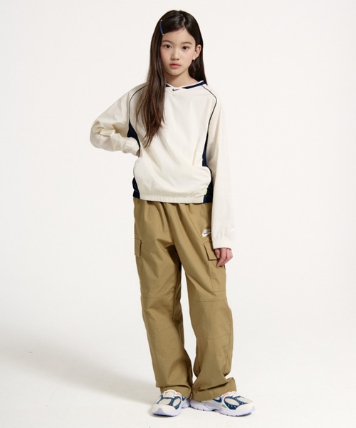 NIKE（ナイキ）の「ナイキ スポーツウェア クラブ ジュニア ウーブン カーゴ パンツ / Nike Sportswear Club Big Kids' Woven Cargo Pants IF2825-297 Parachute Beige（カーゴパンツ・キッズ・ベージュ・130/140/150/160）」の2枚目の写真