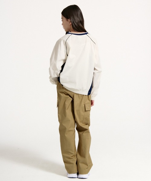 NIKE（ナイキ）の「ナイキ スポーツウェア クラブ ジュニア ウーブン カーゴ パンツ / Nike Sportswear Club Big Kids' Woven Cargo Pants IF2825-297 Parachute Beige（カーゴパンツ・キッズ・ベージュ・130/140/150/160）」の3枚目の写真