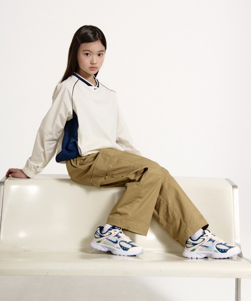 NIKE（ナイキ）の「ナイキ スポーツウェア クラブ ジュニア ウーブン カーゴ パンツ / Nike Sportswear Club Big Kids' Woven Cargo Pants IF2825-297 Parachute Beige（カーゴパンツ・キッズ・ベージュ・130/140/150/160）」の4枚目の写真