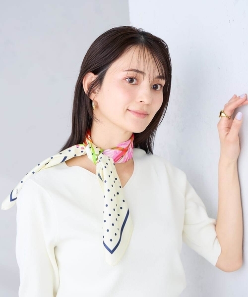 a.v.v（アーヴェヴェ）の「シルクスカーフ（ストール/ショール・レディース・レッド/ライトピンク/アイボリー/ミント・38）」の2枚目の写真