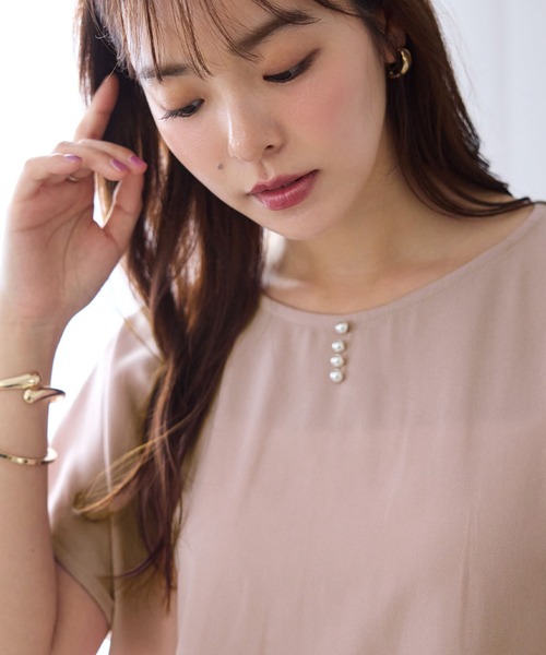 alotta(アロッタ)の「<接触冷感/イージーケ>サラサラ×EASY!パール調ボタンフレンチスリーブブラウス(シャツ/ブラウス・レディース・ブラック/ブルー/ピンク/ホワイト/ライトグレー/ネイビー・M/L/LL)」の15枚目の写真