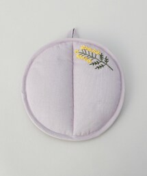 212 KITCHEN STORE（トゥワントゥキッチンストア）の「刺繍フラワー ミモザ ラウンドミトン LPU ＜212Kオリジナル ＞（エプロン）」