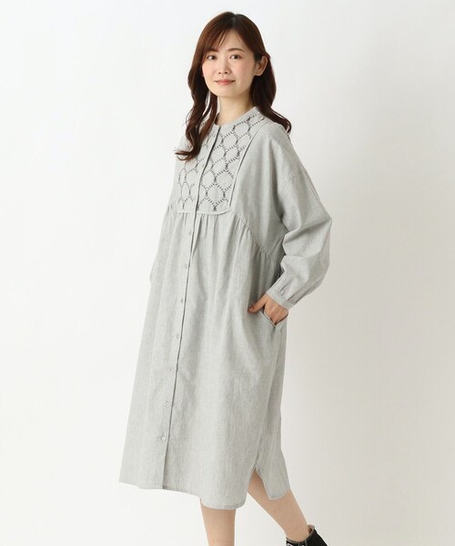 one'sterrace（ワンズテラス）の「ヨーク刺繍入り前開きワンピース（ワンピース・レディース・ライトグレー系8/グレー系その他7・02）」の2枚目の写真