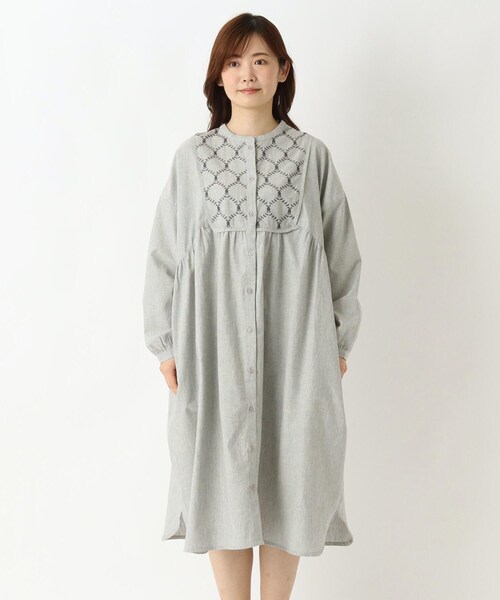 one'sterrace（ワンズテラス）の「ヨーク刺繍入り前開きワンピース（ワンピース・レディース・ライトグレー系8/グレー系その他7・02）」の3枚目の写真