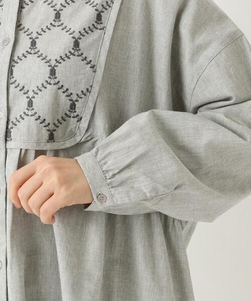 one'sterrace（ワンズテラス）の「ヨーク刺繍入り前開きワンピース（ワンピース・レディース・ライトグレー系8/グレー系その他7・02）」の7枚目の写真
