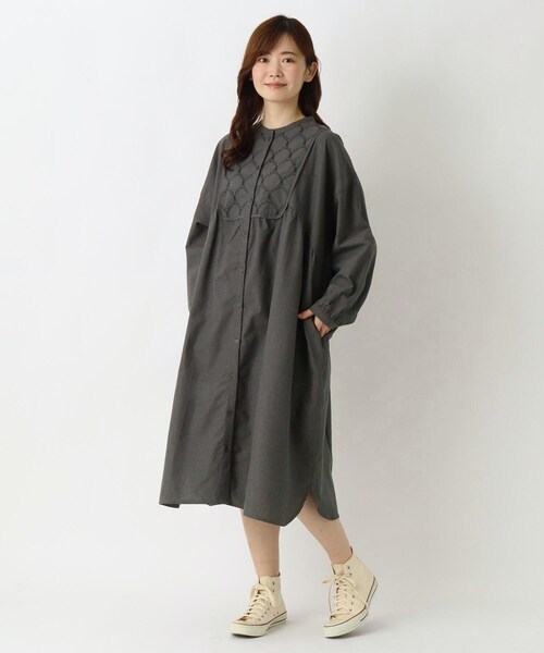 one'sterrace（ワンズテラス）の「ヨーク刺繍入り前開きワンピース（ワンピース・レディース・ライトグレー系8/グレー系その他7・02）」の12枚目の写真