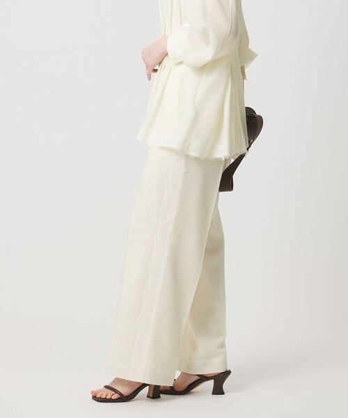 UNITED ARROWS(ユナイテッドアローズ)の「レース コンビ ストレートパンツ(スラックス・レディース・ネイビー/オフホワイト・36/38)」の2枚目の写真