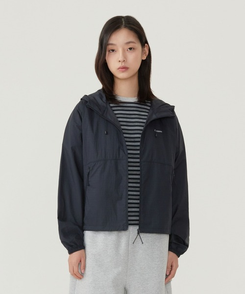 COVERNAT（カバーナット）の「WOMEN PACKABLE LIGHTWEIGHT WINDBREAKER JACKET（ナイロンジャケット・レディース・スカイブルー/ダークネイビー/ホワイト・SMALL/MEDIUM）」の9枚目の写真