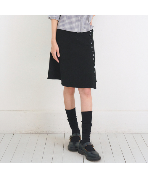 OAFISH(オアフィッシュ)の「Asymmetric Ribbed Button Skirt, Black(スカート・レディース・その他・FREE)」の1枚目の写真
