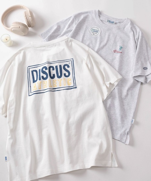 DISCUS(ディスカス)の「【71】【DISCUS/ディスカス】グラフィックデザイン バックプリント クルーネックTシャツ/ワンポイントワッペン/レディース(Tシャツ/カットソー・レディース・ブラック/ライトブルー/チャコールグレー/アッシュグレー/ブルー/ホワイト/ホワイト系その他/モカ・M/L)」の2枚目の写真