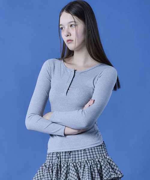 KOLEAT（コレット）の「ラウンドネッククロップスリムやりフィットボタン長袖Tシャツインナー[GRAY] KGL。（Tシャツ/カットソー・レディース・その他・FREE）」の3枚目の写真