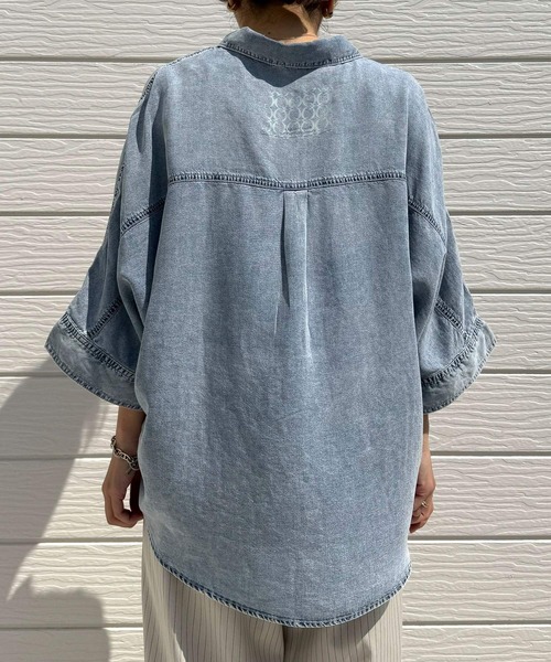 Q(キュー)の「バッグモノグラムテンセルデニムシャツ(シャツ/ブラウス・レディース・ライトグレー/ライトブルー・MEDIUM)」の13枚目の写真