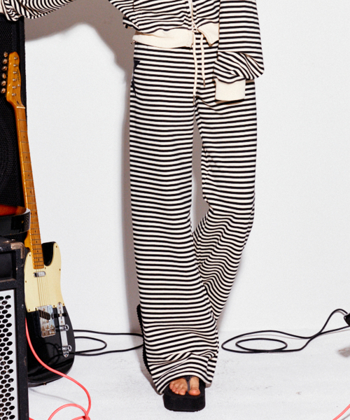 HIGHTIDEFRANKIE（ハイタイドフランキー）の「MEOWSFITS Pierced Pants Black（スウェットパンツ・レディース・ブラック・FREE）」の2枚目の写真