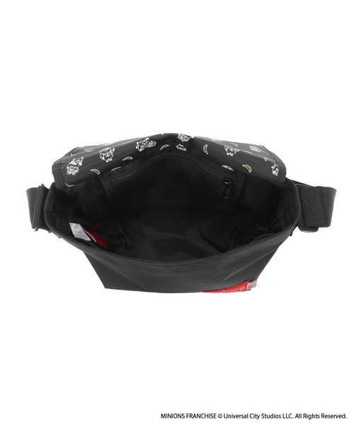 Manhattan Portage(マンハッタンポーテージ)の「Nylon Messenger Bag JR (SM) BP W/DIV MGNT 500D CORDURA / MINIONS(メッセンジャーバッグ・レディース・ブラック・SMALL)」の6枚目の写真
