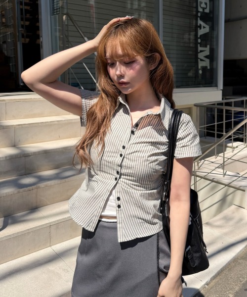 RAY CASSIN（レイカズン）の「【7色展開  ラインストーン / ドット/ ストライプ / チェック】胸刺繍コンパクト半袖シャツ（シャツ/ブラウス・レディース・ブルー系その他3/ブルー系その他2/グレー系その他/ホワイト系その他2/ブルー系その他/ブラウン系その他3/ホワイト系その他3・FREE）」の2枚目の写真