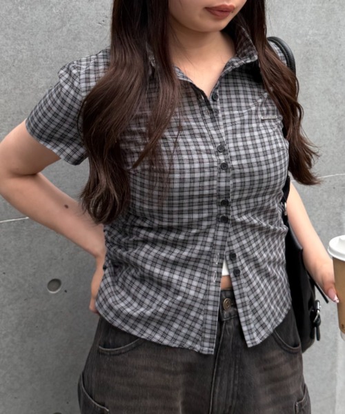 RAY CASSIN（レイカズン）の「【7色展開  ラインストーン / ドット/ ストライプ / チェック】胸刺繍コンパクト半袖シャツ（シャツ/ブラウス・レディース・ブルー系その他3/ブルー系その他2/グレー系その他/ホワイト系その他2/ブルー系その他/ブラウン系その他3/ホワイト系その他3・FREE）」の7枚目の写真