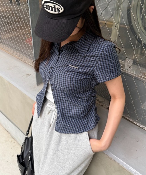 RAY CASSIN（レイカズン）の「【7色展開  ラインストーン / ドット/ ストライプ / チェック】胸刺繍コンパクト半袖シャツ（シャツ/ブラウス・レディース・ブルー系その他3/ブルー系その他2/グレー系その他/ホワイト系その他2/ブルー系その他/ブラウン系その他3/ホワイト系その他3・FREE）」の9枚目の写真