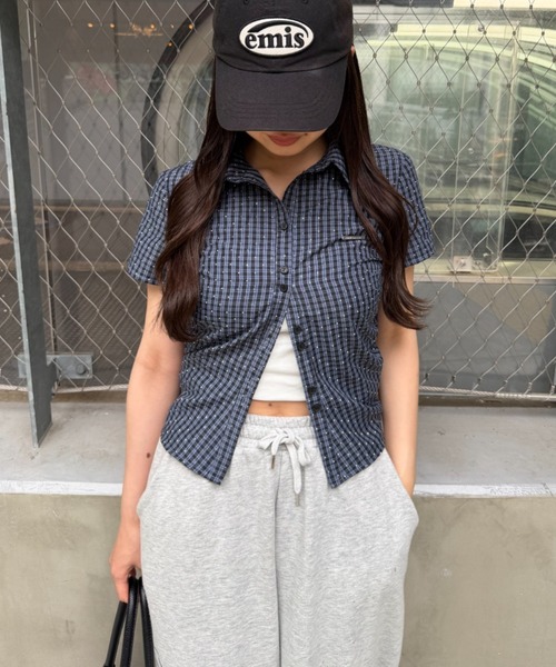 RAY CASSIN（レイカズン）の「【7色展開  ラインストーン / ドット/ ストライプ / チェック】胸刺繍コンパクト半袖シャツ（シャツ/ブラウス・レディース・ブルー系その他3/ブルー系その他2/グレー系その他/ホワイト系その他2/ブルー系その他/ブラウン系その他3/ホワイト系その他3・FREE）」の8枚目の写真