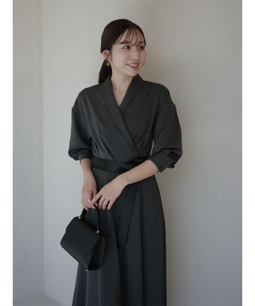 anuans（アニュアンス）の「ショールカラーナローワンピース（ワンピース・レディース・チャコールグレー/ライトベージュ・SMALL/MEDIUM）」の2枚目の写真