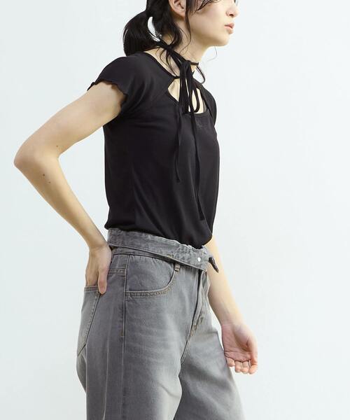 CONVERSE TOKYO(コンバーストウキョウ)の「2WAY SHEER STRAP TEE(Tシャツ/カットソー・レディース・ライトベージュ/ブラック・FREE)」の3枚目の写真