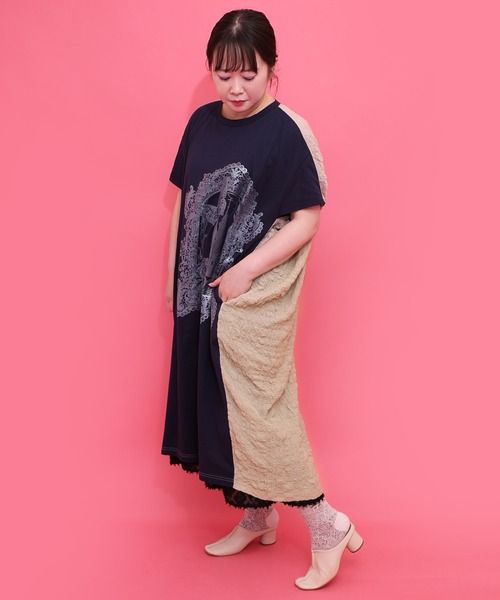 iS ScoLar(イズスカラー)の「562205:お城のレース風箔プリント異素材切替ワンピース(ワンピース・レディース・ネイビー/チャコールグレー・M)」の3枚目の写真