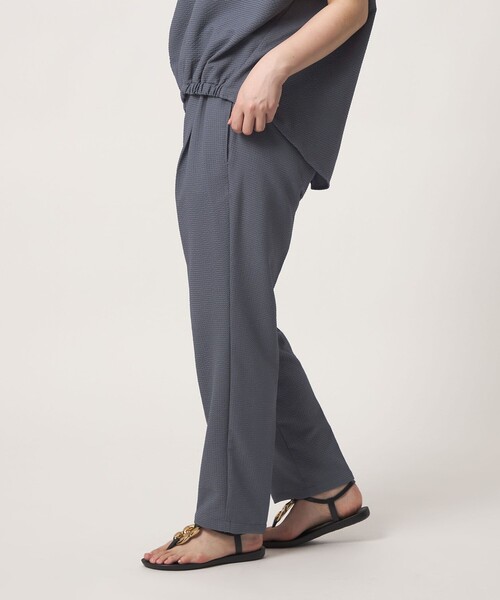 A DAY IN THE LIFE UNITED ARROWS(アデイインザライフユナイテッドアローズ)の「サッカー タックイージー テーパードパンツ <A DAY IN THE LIFE>(その他パンツ・レディース・その他2/その他1/ダークグレー/ブラック・M/S)」の7枚目の写真