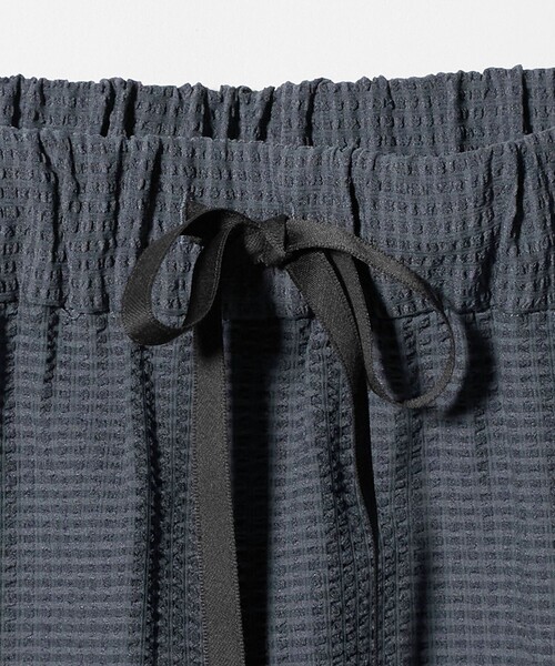 A DAY IN THE LIFE UNITED ARROWS(アデイインザライフユナイテッドアローズ)の「サッカー タックイージー テーパードパンツ <A DAY IN THE LIFE>(その他パンツ・レディース・その他2/その他1/ダークグレー/ブラック・M/S)」の21枚目の写真