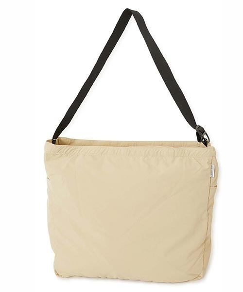 HIGH! STANDARD(ハイスタンダード)の「MT. RAINIER DESIGN × HIGH! STANDARD /ウィンドシェッド メッセンジャーバッグ(ショルダーバッグ・メンズ・ダークオリーブ/ブラック/ベージュ/ネイビー/チャコール・ONE SIZE)」の3枚目の写真