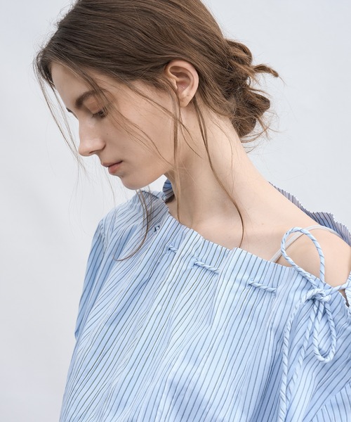 tageechita(タジチタ)の「【tageechita】アシンメトリー オフショルダー ドロスト ストライプブラウス(シャツ/ブラウス・レディース・ライトブルー/ベージュ・S/M/L)」の7枚目の写真