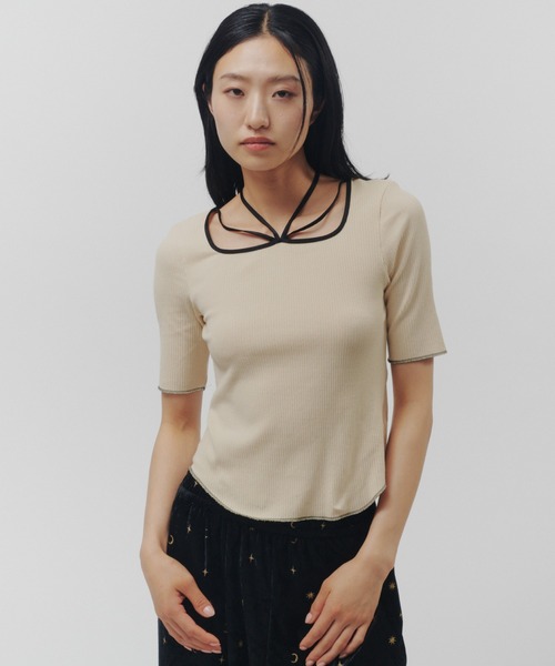 THINGS THAT MATTER(シングス ザット マター)の「CHOKER STRAP SQUARE TOPS / チョーカー ストラップ スクエア トップス(Tシャツ/カットソー・レディース・レッド/ブラック/ベージュ/ボルドー・FREE)」の2枚目の写真