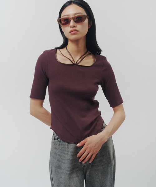 THINGS THAT MATTER(シングス ザット マター)の「CHOKER STRAP SQUARE TOPS / チョーカー ストラップ スクエア トップス(Tシャツ/カットソー・レディース・レッド/ブラック/ベージュ/ボルドー・FREE)」の4枚目の写真